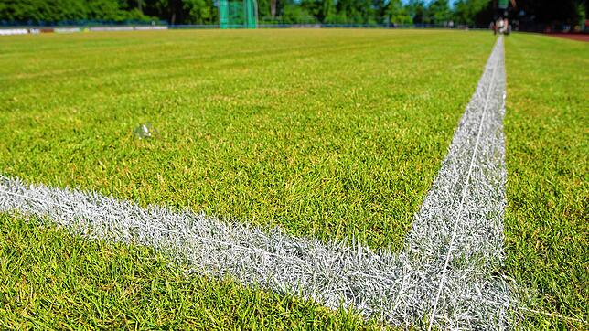 In der Oberliga bleiben die Fußballplätze, wie hier das Ernst-Moritz-Arndt-Stadion in Bergen, leer.