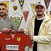 Wechsel: Ivan Atlija (links) vom Bosporus FC Friedlingen schließt sich dem FSV Rheinfelden an. Neben ihm FSV-Sportchef Julian Jäger.