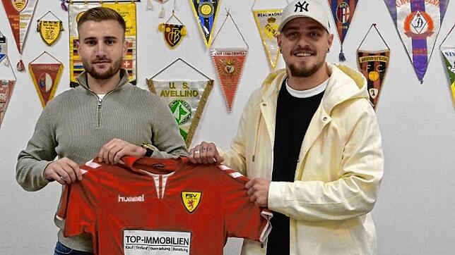 Wechsel: Ivan Atlija (links) vom Bosporus FC Friedlingen schließt sich dem FSV Rheinfelden an. Neben ihm FSV-Sportchef Julian Jäger.