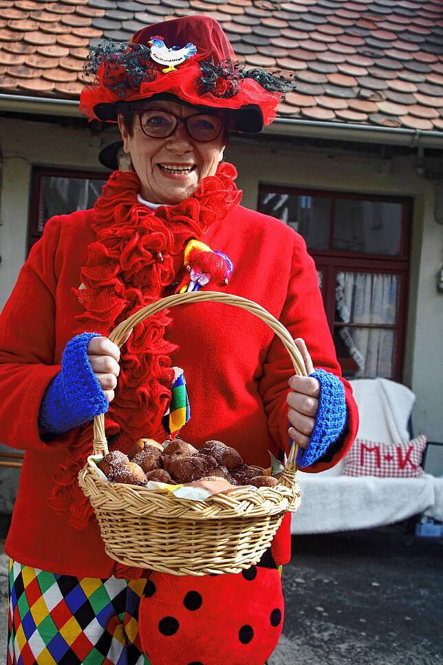 Die Obermagd Karin Bank war am Samstag eine von neun Privatleuten, die sich über den Besuch der Narren riesig freute, sie empfing die ...