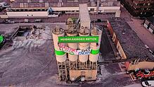 Bei einer Aktion am Montag in Ravensburg hängten die Klimaschützer um Samuel Bosch einen Banner an einen Betonturm.