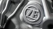 Das Logo der ZF Friedrichshafen AG ist auf einem Elektromotor des Automobilzulieferers zu sehen. 165.000 Beschäftigte hat der Konzern ...