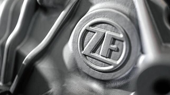 Das Logo der ZF Friedrichshafen AG ist auf einem Elektromotor des Automobilzulieferers zu sehen. 165.000 Beschäftigte hat der Konzern ...