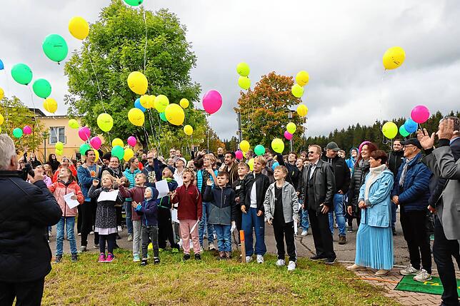 „Ein Ballonstart für alle Kinder hier und die, die bereits im Himmel sind“, gibt Geschäftsführer Roland Wehrle den bunten, in den Himmel ...