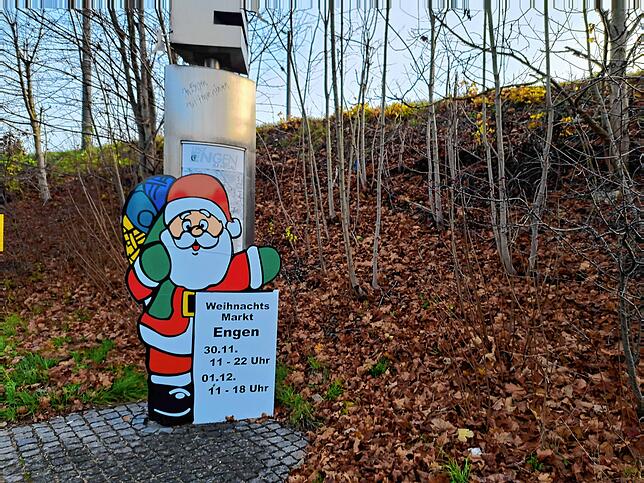 Die großen Schilder am Ortseingang verraten es: Es nich mehr lang bis zum ersten Advent und bis zum Engener Weihnachtsmarkt.