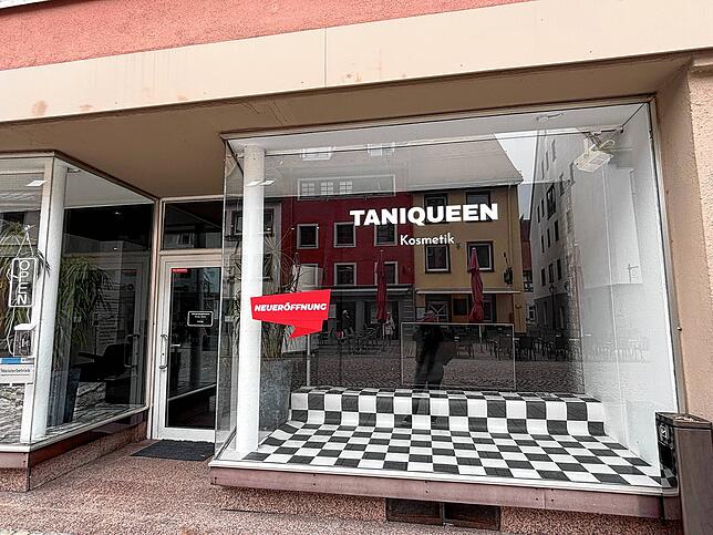 In diesem Ladengeschäft an der Niederen Straße tut sich etwas: Hier können angehende Friseure an Modellen üben.