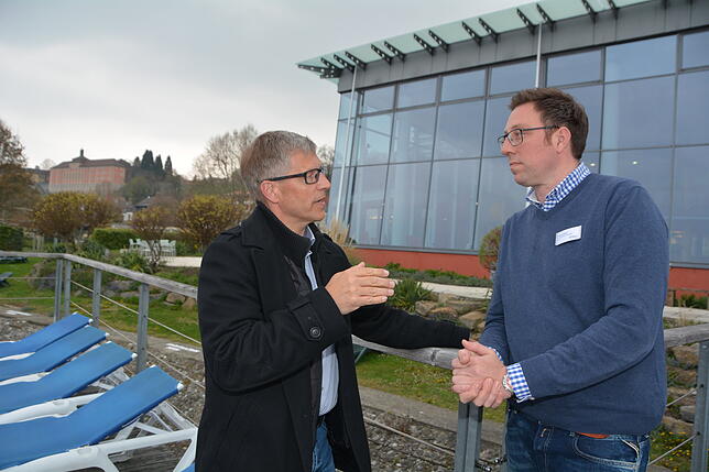 Bürgermeister Robert Scherer (links) unterhält sich mit Fabian Dalmer. Der bisherige Therme-Betriebsleiter ist seit Oktober neuer ...