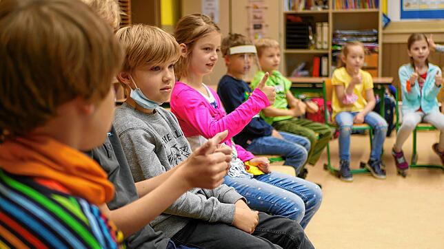 Klares Meinungsverhältnis in der Klasse 2a der Teggingerschule. Auf die Frage, ob sie froh sind, dass wieder normal unterrichtet werden ...