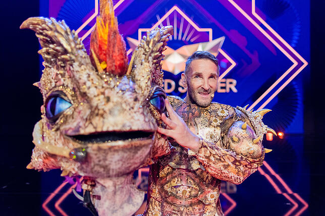 Mark Keller hält den Kopf des Dornteufels in der Hand.