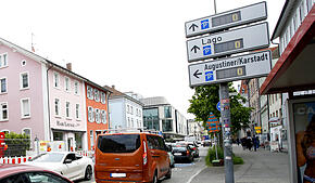(Archivbild) Das typische Bild in der Bodanstraße an Hochlasttagen wie hier im Jahr 2023: Stoßstange an Stoßstange geht es nur langsam ...