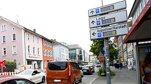 (Archivbild) Das typische Bild in der Bodanstraße an Hochlasttagen wie hier im Jahr 2023: Stoßstange an Stoßstange geht es nur langsam ...