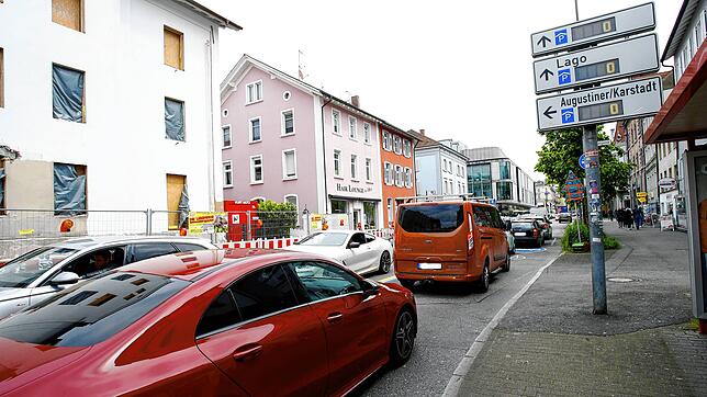 Wie immer an einem Brückentag: Die Parkplätze in der Innenstadt sind schon am späten Vormittag alle belegt. Hier ein Blick in die ...