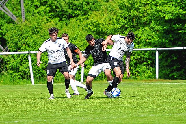 Marbachs Marco Effinger (schwarzes Dress) versucht an den Ball zu gelangen.