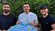 Neu beim SV Herten: Sportchef Justin Petretta (links) und Co-Trainer Julian Jäger (rechts) freuen sich auf David Bilic, der vom FC Zell ...