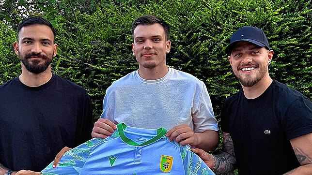 Neu beim SV Herten: Sportchef Justin Petretta (links) und Co-Trainer Julian Jäger (rechts) freuen sich auf David Bilic, der vom FC Zell ...