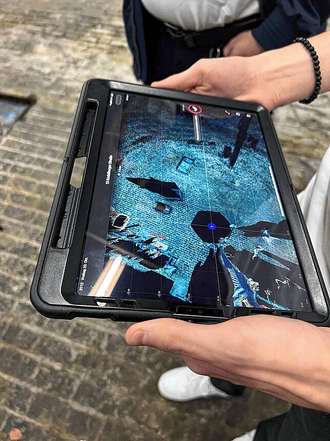 Direkt nach der Aufnahme wird das Bild auf dem Tablet überprüft. Ein Laie kann noch nicht viel erkennen, doch die Profis sehen alle ...