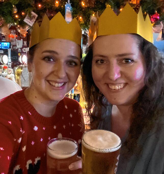 Anna-Maria und Elisabeth Schneider in einem britischen Pub.