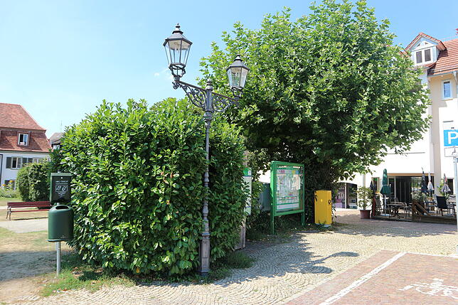 Bauamtsleiter Michael Schlegel bezeichnete diese Stelle am Markdorfer Marktplatz als "nicht besonder schön". Dort wäre ein überdachter ...