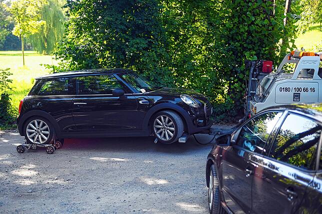 Bild 3: Parkchaos am Freizeitgelände Manzell: Stadt stellt Betonblöcke an Zufahrtsstraße auf, Abschleppdienst hat dennoch viel zu tun