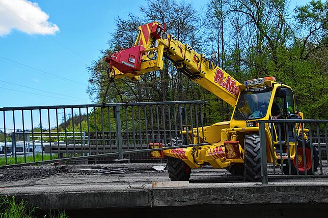 Bild 3: Asphalt weg, Geländer weg, Bohrkerne entnommen: So lief der ersten Tag mit Großbaustellen an zwei Stockacher Ortseingängen