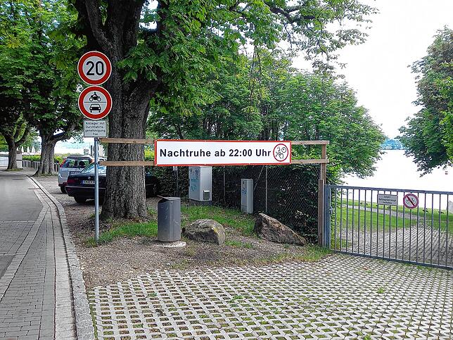 Schild vor dem Seebad: Psst, bitte nicht stören &ndash; die Mettnau schläft.