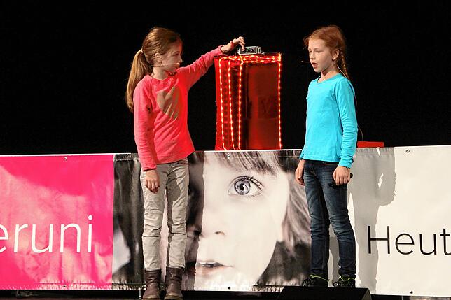 Die Kinderuni Hochrhein lebt davon, dass die Kinder nicht nur den Vorträgen lauschen, sondern auch aktiv auf der Bühne mitmachen dürfen. ...