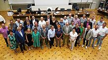 Der neue Gemeinderat Singens für die nächsten fünf Jahre mit Oberbürgermeister Bernd Häusler (Mitte) und den Ortsvorstehern der Singener ...