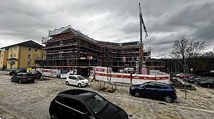 Sanierungsobjekt in der Murger Mitte: Die Sparkasse investiert in ihr Gebäude. Hier entstehen zehn Wohnungen, die noch 2025 bezugsfertig ...