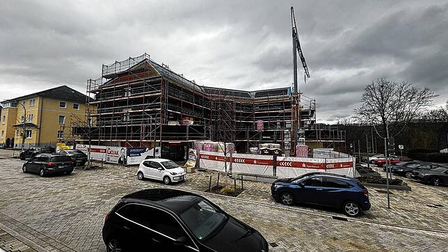 Sanierungsobjekt in der Murger Mitte: Die Sparkasse investiert in ihr Gebäude. Hier entstehen zehn Wohnungen, die noch 2025 bezugsfertig ...