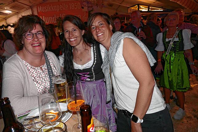 Bild 20: Was für eine Fete! Musikkapelle Mundelfingen versetzt das Publikum zum Jubiläumsstart in Feierlaune
