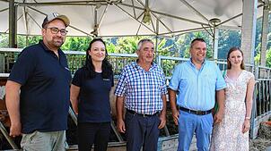 Beim Rundgang über den Eichrüttehof (von links): Betriebschef Markus Gerspacher, Andrea Eckert, Thomas Gerspacher, Alexander Wegerhof ...