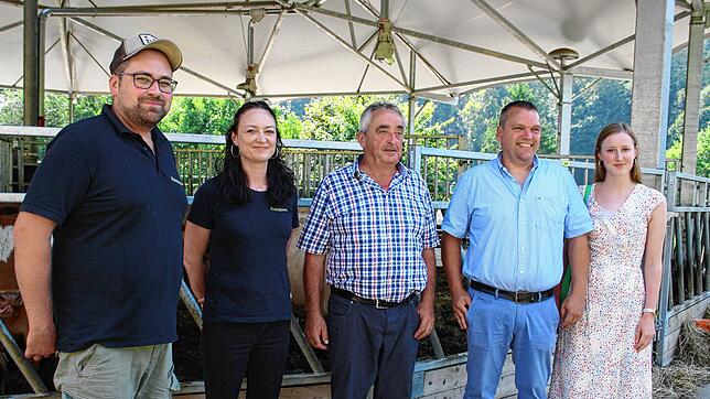 Beim Rundgang über den Eichrüttehof (von links): Betriebschef Markus Gerspacher, Andrea Eckert, Thomas Gerspacher, Alexander Wegerhof ...