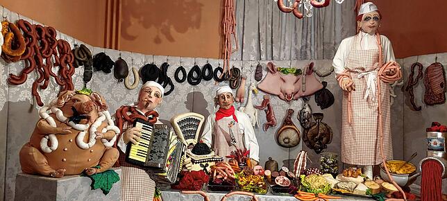 Würste und Fleisch in rauen Mengen – ein Blick in die Metzgerei „Schweinesbein“. Doch warum kletterte Marie Schweinesbein auf die Theke ...