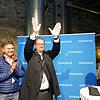 Jürgen Roth lässt sich bei der SÜDKURIER-Wahlparty im Franziskaner feiern.
