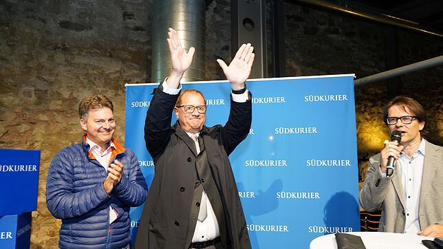 Jürgen Roth lässt sich bei der SÜDKURIER-Wahlparty im Franziskaner feiern.