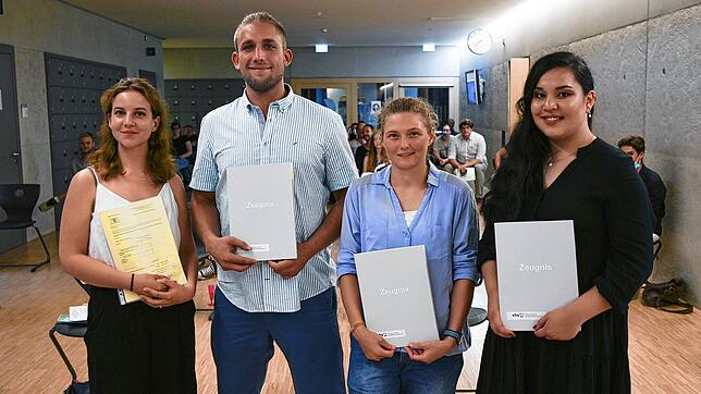 Die Absolventen des Abendgymnasiums freuen sich über ihre erfolgreiche Weiterbildung (von links): Marlene Ergang, Thomas Rothweiler, ...
