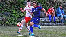 Wer ist Nummer 1 im Tal: Michael Emmerich (links, gegen Elias Dörflinger) will mit dem FC RW Weilheim das Derby gegen den FC Schlüchttal ...