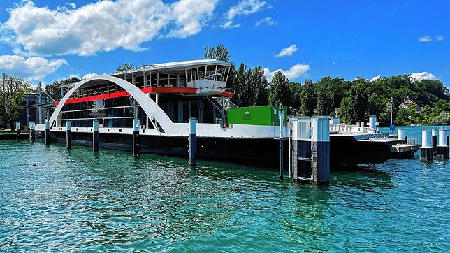 An ihr soll vorerst weitergebaut werden: Seit Juni 2020 liegt die neue Bodenseefähre im Staader Hafen. Das Bild ist am 29. Juli ...