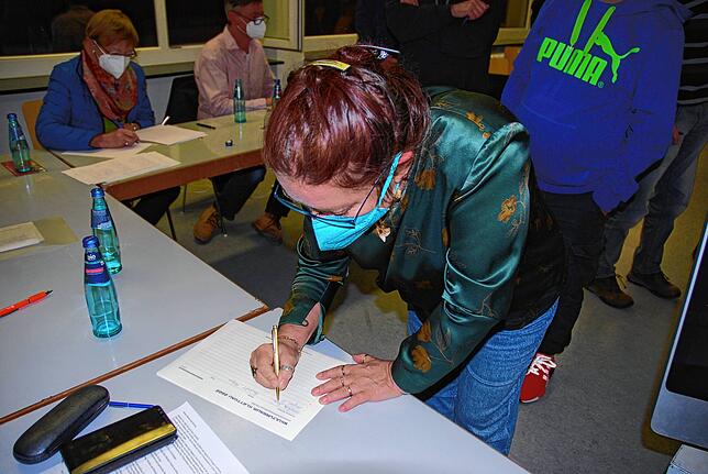 Wie diese Frau besiegelte der Großteil der Anwesenden mit der Unterschrift die Mitgliedschaft im neuen Verein.