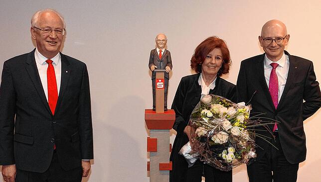 Bild 1: Feierlicher Abschied mit höchsten Ehren: Sparkassen-Chef Heinz Rombach geht in Pension