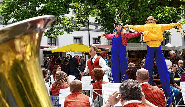 Im Schlossinnenhof ist viel geboten. Unter anderem spielt die Stadtkapelle Meßkirch unter Leitung ihres Dirigenten Zsombor Rethy (Bild).