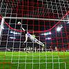 Münchens Torhüter Sven Ulreich kann das Tor zum 1:1 von Leverkusens Alejandro Grimaldo nicht verhindern.