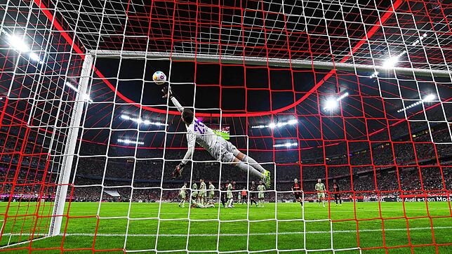 Münchens Torhüter Sven Ulreich kann das Tor zum 1:1 von Leverkusens Alejandro Grimaldo nicht verhindern.