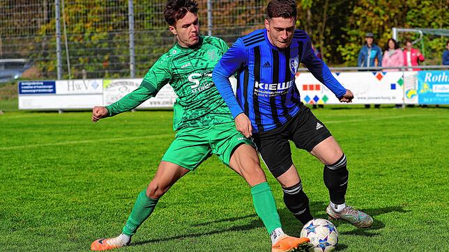 Yannick Slawig vom TSV Aach-Linz (links) versucht, dem Orsinger Felix Buhl den Ball abzunehmen.