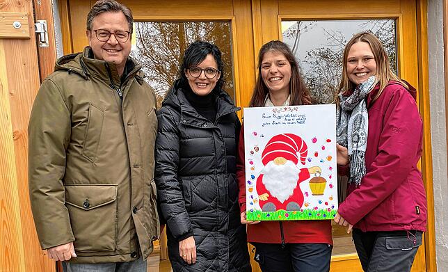 Große Freude bei allen Beteiligten über die neue Errungenschaft: Bürgermeister Henrik Wengert mit Kinderhausleiterin Angela Gorber und ...