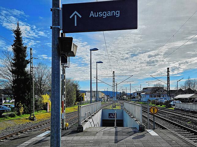 Der Zugang zu den Bahnsteigen 2 und 3 in Erzingen.