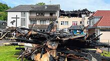 Der Einsatzort an der Friedhofstraße in St.¦Blasien am Tag nach dem Großbrand: Der Dachstuhl des Mehrfamilienhauses ist abgebrannt, das ...