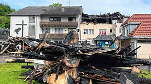 Der Einsatzort an der Friedhofstraße in St.¦Blasien am Tag nach dem Großbrand: Der Dachstuhl des Mehrfamilienhauses ist abgebrannt, das ...