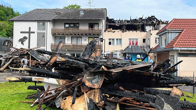 Der Einsatzort an der Friedhofstraße in St.¦Blasien am Tag nach dem Großbrand: Der Dachstuhl des Mehrfamilienhauses ist abgebrannt, das ...