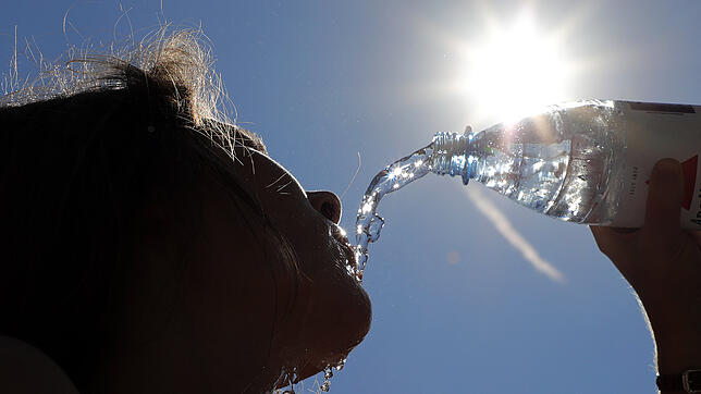 Bei diesen Temperaturen erfrischt sprudelndes Mineralwasser besonders gut.
